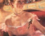 戴珍珠项链的丽迪雅在一个包厢 - 玛丽·史帝文森·卡萨特